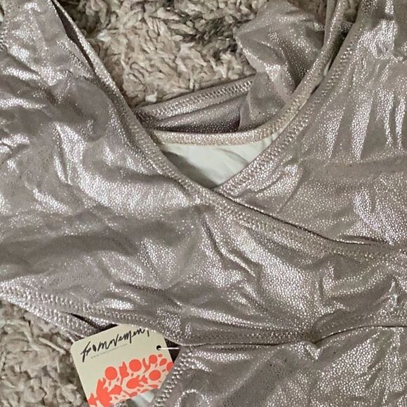 NWT Solid & Striped Reese Cutout Metallic Foiled Pebble One Piece Swimsuit - Picture 4 of 4